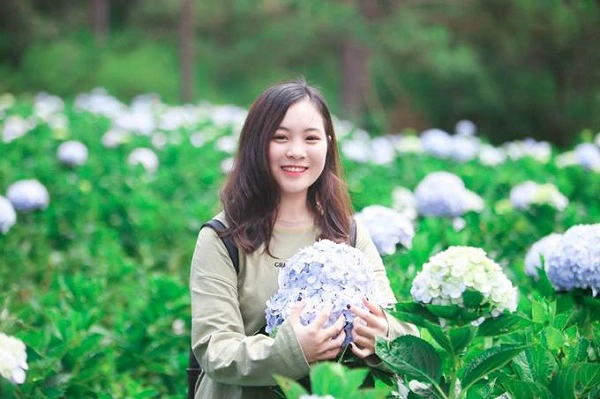 Khu vườn cách trung tâm thành phố Đà Lạt khoảng 6 km về hướng đông bắc. Bạn có thể bắt taxi hoặc thuê xe máy đến, hướng đường Nguyễn Văn Trỗi – Bùi Thị Xuân (hoặc Phan Bội Châu – Bùi Thị Xuân, hoặc Phan Bội Châu – Bùi Thị Xuân – Đinh Tiên Hoàng ) đến ngã 5 Đại học rồi đi hết đường Phù Đổng Thiên Vương và rẽ phải theo đường Mai Anh Đào 500 mét sẽ tới. Ảnh: Thung lũng Tình yêu. Khu vườn cách trung tâm thành phố Đà Lạt khoảng 6 km về hướng đông bắc. Bạn có thể bắt taxi hoặc thuê xe máy đến, hướng đường Nguyễn Văn Trỗi – Bùi Thị Xuân (hoặc Phan Bội Châu – Bùi Thị Xuân, hoặc Phan Bội Châu – Bùi Thị Xuân – Đinh Tiên Hoàng ) đến ngã 5 Đại học rồi đi hết đường Phù Đổng Thiên Vương và rẽ phải theo đường Mai Anh Đào 500 mét sẽ tới. Ảnh: Thung lũng Tình yêu.