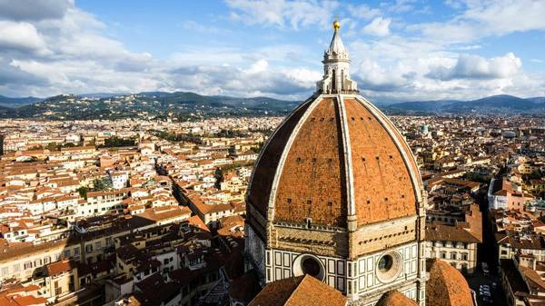 Đỉnh quảng trường nhà thờ lớn Duomo, biểu tượng của Florence, Ý. Đỉnh quảng trường nhà thờ lớn Duomo, biểu tượng của Florence, Ý.