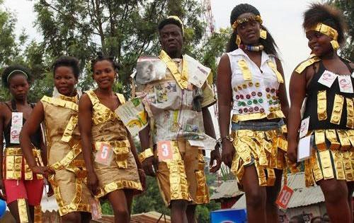 Buổi trình diễn thời trang ở Kibera, khu ổ chuột lớn nhất ở Kenya Buổi trình diễn thời trang ở Kibera, khu ổ chuột lớn nhất ở Kenya