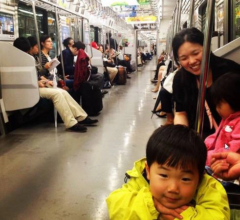Tình bạn không biên giới nảy sinh trên tuyến tàu JR Yamanote Line. Tình bạn không biên giới nảy sinh trên tuyến tàu JR Yamanote Line.