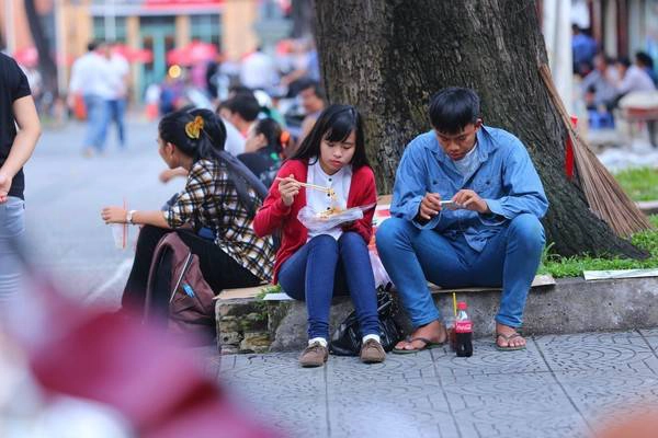 Lang thang cà phê bệt ăn bánh tráng trộn giữa lòng Sài Gòn.