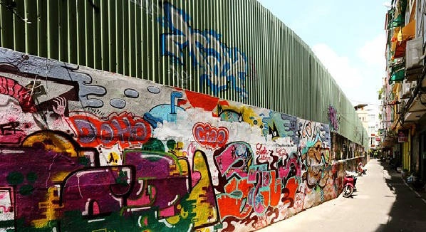 Con hẻm 'sặc sỡ' bởi hình vẽ Graffiti. 