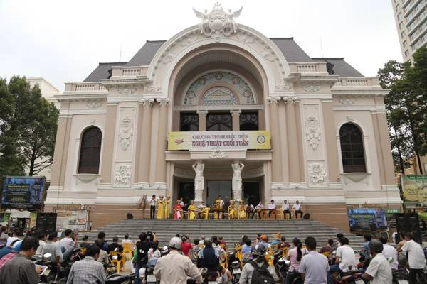 Chương trình biểu diễn Nghệ thuật cuối tuần tại Nhà hát thành phố.