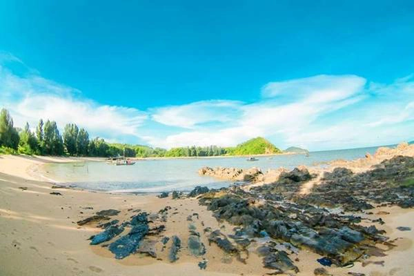Những bãi cát trắng mịn cứ níu lấy bước chân những người đến đây. Ảnh: Cuongkim. Những bãi cát trắng mịn cứ níu lấy bước chân những người đến đây. Ảnh: Cuongkim.