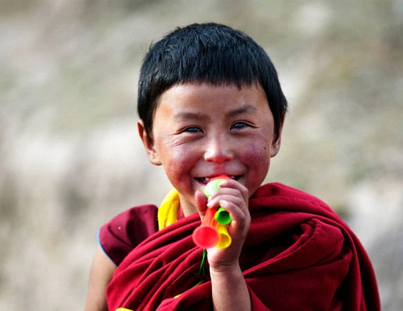 Một lama nhỏ tuổi ở Tây Tạng.