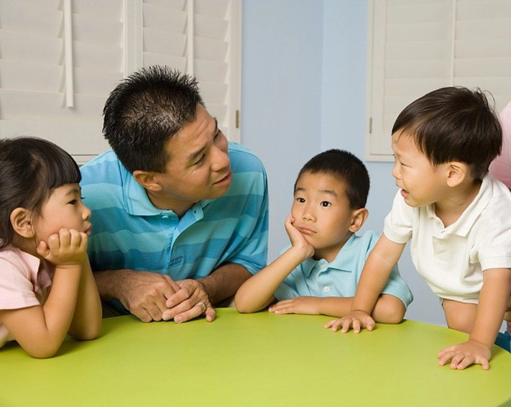 trò chuyện với bé
