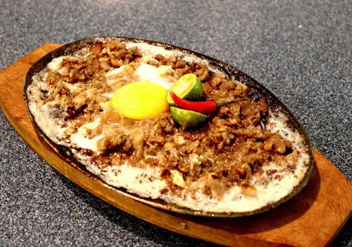 Thực khách có thể thưởng thức Sizzling Sisig như một món ăn vặt.