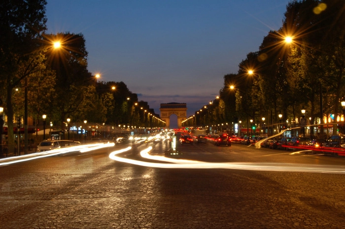 Đại lộ Champs-Élysées đẹp nhất là vào ban đêm. Ảnh: Quốc Đại