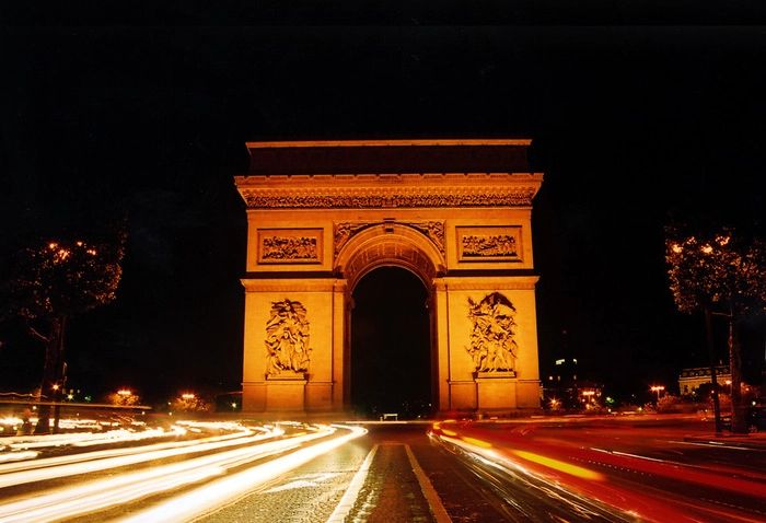 Khải Hoàn Môn - nơi du khách có thể leo bộ hoặc dùng thang máy lên đỉnh để nhìn ngắm toàn cảnh Paris. Ảnh: Quốc Đại
