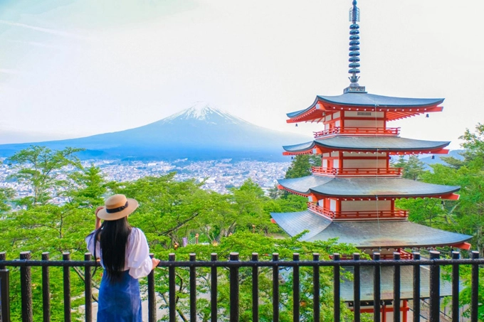 Chùa Chureito Núi Phú Sĩ (Fuji) là biểu tượng của Nhật Bản mà bất kỳ du khách nào cũng muốn một lần nhìn thấy trong đời. Điểm đến đầu tiên mà bạn có thể ngắm nhìn địa danh nổi tiếng này là ngôi chùa Chureito thuộc ngôi đền Sengen Arakura. Ngôi chùa có những tầng tháp mái rộng, cửa sơn đỏ, nhìn xa xăm ra dãy núi Phú Sĩ và dưới chân là thành phố Fujiyoshida. Chùa Chureito Núi Phú Sĩ (Fuji) là biểu tượng của Nhật Bản mà bất kỳ du khách nào cũng muốn một lần nhìn thấy trong đời. Điểm đến đầu tiên mà bạn có thể ngắm nhìn địa danh nổi tiếng này là ngôi chùa Chureito thuộc ngôi đền Sengen Arakura. Ngôi chùa có những tầng tháp mái rộng, cửa sơn đỏ, nhìn xa xăm ra dãy núi Phú Sĩ và dưới chân là thành phố Fujiyoshida.