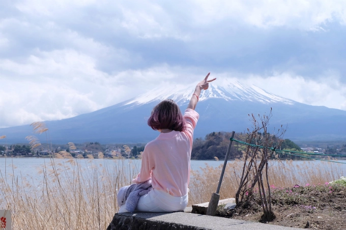 Hồ Kawaguchi Đây là một trong 5 hồ thuộc Phú Sĩ Ngũ Hồ, nằm ở Fujisanroku phía Yamanashi-ken. Khunh cảnh quanh hồ thay đổi rõ rệt theo từng mùa. Mùa xuân phủ rợp hoa anh đào, mùa hè nhuộm sắc tím của hoa lavandula (oải hương Hà Lan). Vào mùa thu, lá đỏ với nhiều màu sắc khác nhau tạo nên bức tranh ấn tượng, buổi tối người ta còn thắp đèn dưới tán cây. Mùa đông, nơi đây diễn ra "Lễ hội cây đóng băng", có thể thưởng thức mẫu vật bằng băng được thắp đèn và những cây đóng băng với độ cao lên đến 10m. Bạn đi tàu Fiji Express Kawaguchi-ko line, dừng tại ga Kawaguchi-ko. Hồ Kawaguchi Đây là một trong 5 hồ thuộc Phú Sĩ Ngũ Hồ, nằm ở Fujisanroku phía Yamanashi-ken. Khunh cảnh quanh hồ thay đổi rõ rệt theo từng mùa. Mùa xuân phủ rợp hoa anh đào, mùa hè nhuộm sắc tím của hoa lavandula (oải hương Hà Lan). Vào mùa thu, lá đỏ với nhiều màu sắc khác nhau tạo nên bức tranh ấn tượng, buổi tối người ta còn thắp đèn dưới tán cây. Mùa đông, nơi đây diễn ra "Lễ hội cây đóng băng", có thể thưởng thức mẫu vật bằng băng được thắp đèn và những cây đóng băng với độ cao lên đến 10m. Bạn đi tàu Fiji Express Kawaguchi-ko line, dừng tại ga Kawaguchi-ko.