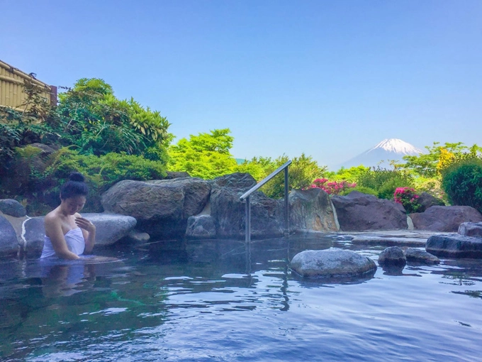 Hồ onsen Trong bài tư vấn của mình, blogger Jasmine Chen đến từ Đài Loan đã mách bạn một lựa chọn rất lý tưởng, vừa thư giãn, vừa ngắm núi. Đó chính là từ các bồn tắm onsen ngoài trời quanh khu vực này. Tuyệt vời nhất là thuê một ryokan onsen (nhà nghỉ kiểu truyền thống có bồn onsen ngoài trời), tuy nhiên giá của chúng rất đắt. Nếu hầu bao khiêm tốn, bạn có thể chọn dịch vụ tắm onsen tại các spa. Jasmine Chen gợi ý Enoshima Island soa, nằm trên đảo Enoshima, có thể đi từ Yokohama hay Kamakura. Bạn có thể vào đây tắm thư giãn với giá 3.120 yen, nếu đến sau 18h, giá là 1.932 yen. Hồ onsen Trong bài tư vấn của mình, blogger Jasmine Chen đến từ Đài Loan đã mách bạn một lựa chọn rất lý tưởng, vừa thư giãn, vừa ngắm núi. Đó chính là từ các bồn tắm onsen ngoài trời quanh khu vực này. Tuyệt vời nhất là thuê một ryokan onsen (nhà nghỉ kiểu truyền thống có bồn onsen ngoài trời), tuy nhiên giá của chúng rất đắt. Nếu hầu bao khiêm tốn, bạn có thể chọn dịch vụ tắm onsen tại các spa. Jasmine Chen gợi ý Enoshima Island soa, nằm trên đảo Enoshima, có thể đi từ Yokohama hay Kamakura. Bạn có thể vào đây tắm thư giãn với giá 3.120 yen, nếu đến sau 18h, giá là 1.932 yen.