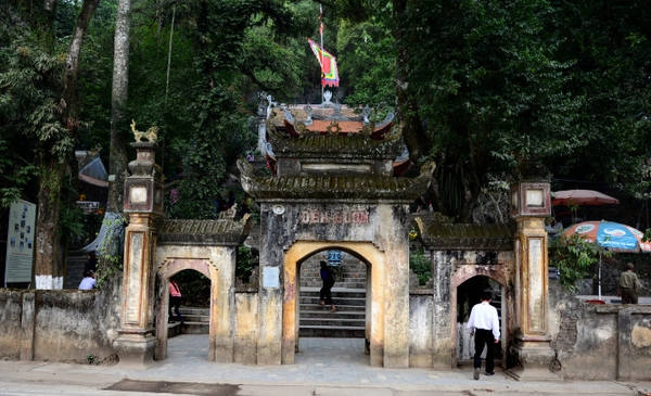 Chiếc cổng chính của đền đã ngả màu thời gian. Ảnh: Hải Dương Chiếc cổng chính của đền đã ngả màu thời gian. Ảnh: Hải Dương