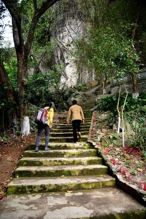 Để tham quan và bái lễ các điểm chính, du khách phải leo những bậc gạch. Ảnh: Hải Dương Để tham quan và bái lễ các điểm chính, du khách phải leo những bậc gạch. Ảnh: Hải Dương