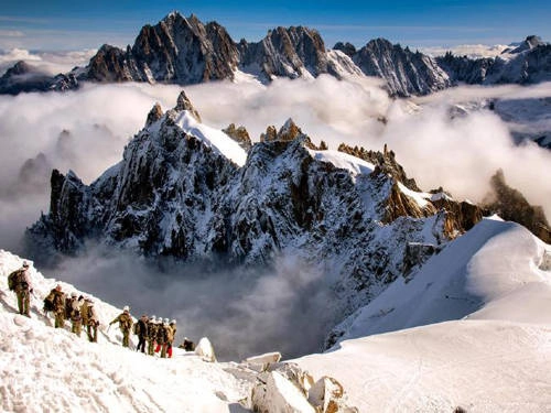 Mont Blanc, Chamonix, Pháp Mont Blanc (có nghĩa là Núi Trắng) là ngọn núi cao nhất trong dãy Alps, cách mực nước biển gần 4.800 m. Nó cũng giữ kỷ lục là nơi dễ gặp tử thần nhất với khoảng 100 ca tử vong mỗi năm. Trong khi đó, tổng số người chết khi leo Everest đến nay là hơn 200 người. Các yếu tố thời tiết, tuyết lở và sự thiếu kinh nghiệm đã khiến lượng người chết ở đây cao kỷ lục. Mont Blanc, Chamonix, Pháp Mont Blanc (có nghĩa là Núi Trắng) là ngọn núi cao nhất trong dãy Alps, cách mực nước biển gần 4.800 m. Nó cũng giữ kỷ lục là nơi dễ gặp tử thần nhất với khoảng 100 ca tử vong mỗi năm. Trong khi đó, tổng số người chết khi leo Everest đến nay là hơn 200 người. Các yếu tố thời tiết, tuyết lở và sự thiếu kinh nghiệm đã khiến lượng người chết ở đây cao kỷ lục.