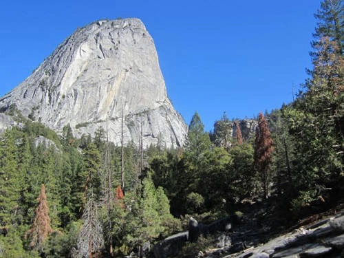 Half Dome, Công viên quốc gia Yosemite, Mỹ Là một trong những tuyến đi bộ dài và nguy hiểm nhất trong Công viên quốc gia Yosemite ở California, Half Dome đòi hỏi du khách phải trek cả một ngày và dựa trên dây cáp kim loại để lên đến đỉnh. Đây cũng là nơi những người leo núi có thể phải đối mặt cái chết nếu chẳng may trượt khỏi dây cáp hoặc rơi xuống những vách đá lớn trong thời tiết ẩm ướt. Hơn 60 người đã bỏ mạng ở Half Dome hoặc trên đường đến đây. Một số chết vì sét đánh, đau tim... Half Dome, Công viên quốc gia Yosemite, Mỹ Là một trong những tuyến đi bộ dài và nguy hiểm nhất trong Công viên quốc gia Yosemite ở California, Half Dome đòi hỏi du khách phải trek cả một ngày và dựa trên dây cáp kim loại để lên đến đỉnh. Đây cũng là nơi những người leo núi có thể phải đối mặt cái chết nếu chẳng may trượt khỏi dây cáp hoặc rơi xuống những vách đá lớn trong thời tiết ẩm ướt. Hơn 60 người đã bỏ mạng ở Half Dome hoặc trên đường đến đây. Một số chết vì sét đánh, đau tim...