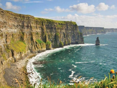 Vách đá Moher, Ireland Vách đá Moher thu hút khoảng một triệu du khách mỗi năm. Nhìn ra Đại Tây Dương, những vách đá phiến sét và sa thạch cao gần 120 m, dựng đứng tạo nên tầm nhìn ngoạn mục và cũng ẩn chứa rất nhiều nguy hiểm. Mặc dù không có số liệu thống kê chính xác số người tử vong, nơi đây từng ghi nhận một số trường hợp ngã chết người. Nguyên nhân thường do địa hình có độ dốc lớn, đất không đồng đều, thiếu đường hành lang an toàn, mưa (khiến trơn trượt) và gió mạnh. Trên thực tế, điểm tham quan này đóng cửa khi dự báo có gió quá mạnh. Vách đá Moher, Ireland Vách đá Moher thu hút khoảng một triệu du khách mỗi năm. Nhìn ra Đại Tây Dương, những vách đá phiến sét và sa thạch cao gần 120 m, dựng đứng tạo nên tầm nhìn ngoạn mục và cũng ẩn chứa rất nhiều nguy hiểm. Mặc dù không có số liệu thống kê chính xác số người tử vong, nơi đây từng ghi nhận một số trường hợp ngã chết người. Nguyên nhân thường do địa hình có độ dốc lớn, đất không đồng đều, thiếu đường hành lang an toàn, mưa (khiến trơn trượt) và gió mạnh. Trên thực tế, điểm tham quan này đóng cửa khi dự báo có gió quá mạnh.