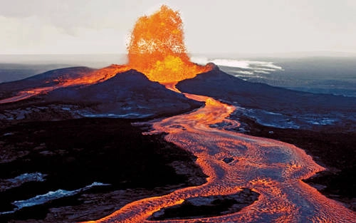Núi lửa Kilauea, Hawaii, Mỹ Có ba núi lửa hoạt động tại Hawaii, trong đó nguy hiểm nhất là Kilauea trên Đảo Lớn. Lần phun trào lớn gần đây nhất của núi lửa là năm 1983, nhưng năm 2014, dung nham từ Kilauea trở nên đáng sợ khi tràn tới gần thị trấn Pahoa. Vài thế kỷ trước, hơn 400 người thiệt mạng trong vụ phun trào núi lửa. Theo báo cáo của công viên quốc gia núi lửa Hawaii, mỗi thập kỷ có khoảng 40 trường hợp tử vong liên quan đến núi lửa. Nguyên nhân được cho là nhiễm độc không khí (khói mù dung nham), đặc biệt nguy hiểm cho du khách bị bệnh hen suyễn hoặc tim mạch. Núi lửa Kilauea, Hawaii, Mỹ Có ba núi lửa hoạt động tại Hawaii, trong đó nguy hiểm nhất là Kilauea trên Đảo Lớn. Lần phun trào lớn gần đây nhất của núi lửa là năm 1983, nhưng năm 2014, dung nham từ Kilauea trở nên đáng sợ khi tràn tới gần thị trấn Pahoa. Vài thế kỷ trước, hơn 400 người thiệt mạng trong vụ phun trào núi lửa. Theo báo cáo của công viên quốc gia núi lửa Hawaii, mỗi thập kỷ có khoảng 40 trường hợp tử vong liên quan đến núi lửa. Nguyên nhân được cho là nhiễm độc không khí (khói mù dung nham), đặc biệt nguy hiểm cho du khách bị bệnh hen suyễn hoặc tim mạch.