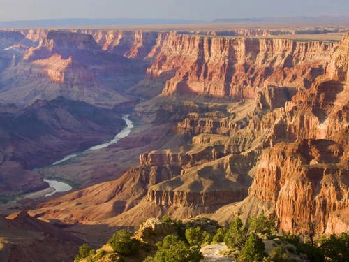 Sông Colorado, Mỹ Con sông dài 2.330 km chảy qua Colorado, California, Utah, Nevada và Arizona. Thậm chí nó còn chảy qua Grand Canyon nên không có gì ngạc nhiên khi người dân địa phương và du khách ở nhiều nơi đổ về đây tham quan. Các hoạt động bao gồm đi bè trên sông, trượt ống và bơi lội. Tuy nhiên, nhiều người không lường trước được mức độ nguy hiểm của vùng nước này, đặc biệt là sau khi mưa lớn và băng tuyết tan chảy. Năm 2014 đánh dấu một kỷ lục khi xảy ra 15 ca tử vong chỉ trong 7 tháng đầu năm. Trường hợp chết đuối thường do dòng nước dữ gây nên đôi khi kết hợp với sự thiếu kiến thức hoặc thiết bị an toàn thích hợp. Sông Colorado, Mỹ Con sông dài 2.330 km chảy qua Colorado, California, Utah, Nevada và Arizona. Thậm chí nó còn chảy qua Grand Canyon nên không có gì ngạc nhiên khi người dân địa phương và du khách ở nhiều nơi đổ về đây tham quan. Các hoạt động bao gồm đi bè trên sông, trượt ống và bơi lội. Tuy nhiên, nhiều người không lường trước được mức độ nguy hiểm của vùng nước này, đặc biệt là sau khi mưa lớn và băng tuyết tan chảy. Năm 2014 đánh dấu một kỷ lục khi xảy ra 15 ca tử vong chỉ trong 7 tháng đầu năm. Trường hợp chết đuối thường do dòng nước dữ gây nên đôi khi kết hợp với sự thiếu kiến thức hoặc thiết bị an toàn thích hợp.