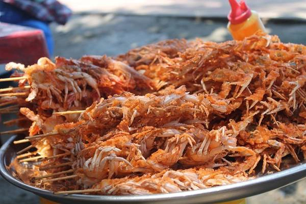 Thưởng thức hải sản bên những mái chòi tranh cạnh bãi biển 30/4. Ảnh: Phước Bình. Thưởng thức hải sản bên những mái chòi tranh cạnh bãi biển 30/4. Ảnh: Phước Bình.