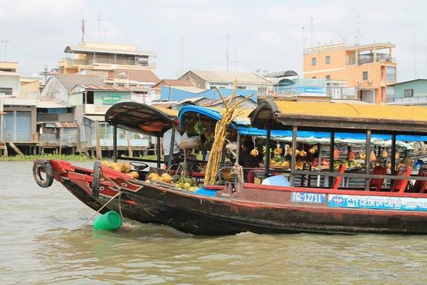 Đến chợ nổi Cái Bè, bạn không chỉ được trải nghiệm cảnh mua bán miền sông nước mà còn có thể thưởng thức trái cây, hủ tiếu… giữa lòng sông. Ảnh: Phước Bình. Đến chợ nổi Cái Bè, bạn không chỉ được trải nghiệm cảnh mua bán miền sông nước mà còn có thể thưởng thức trái cây, hủ tiếu… giữa lòng sông. Ảnh: Phước Bình.
