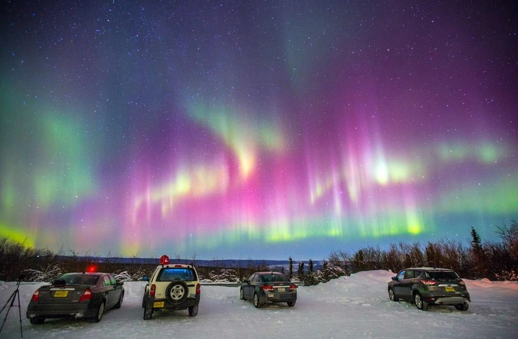 Mỹ: Thành phố Fairbanks thuộc Alaska là một trong những nơi tuyệt vời để ngắm bầu trời cực quang ở Mỹ. Trong chuyến du lịch, bạn có thể tham gia nhiều trải nghiệm thú vị khác như thưởng thức ly cocktail ở các quầy bar làm từ băng ở bảo tàng Aurora, ngâm mình trong suối nước nóng nổi tiếng Chena Hot Springs giữa vẻ đẹp thiên nhiên kỳ vĩ của Alaska. Ảnh: Cellcode.us.