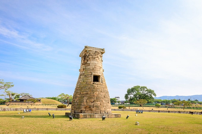 Đài thiên văn Cheomseongdae  Đây là đài quan sát thiên văn lâu đời nhất còn sót lại ở châu Á. Công trình được hoàng hậu Seondeok của vương triều Silla xây dựng nhằm hỗ trợ nông nghiệp. Kết cấu đài quan sát được xây từ 362 khối đá tượng trưng cho 362 ngày trong năm âm lịch. 27 lớp xếp tầng, gồm 3 lớp giữa trùng vào vị trí cửa sổ, 12 lớp phía trên và 12 lớp phía dưới tương ứng với 12 tháng trong năm. Ảnh: ARTYOORAN.