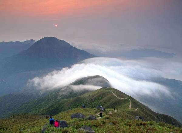 1. Ngắm hoàng hôn tại đỉnh Sunset Đối với các cặp đôi yêu thích thể thao, hãy cùng nhau thưởng thức cảnh hoàng hôn tuyệt đẹp ở độ cao 869 m. Bạn cần chắc chắn thời tiết sẽ thuận lợi trước khi thực hiện chuyến đi này. Sẽ mất trung bình ba giờ để lên đến đỉnh và thêm ba giờ để đi xuống, vì vậy hãy lên kế hoạch thời gian một cách hợp lý để có thể tận hưởng trọn vẹn vẻ đẹp của hoàng hôn. 1. Ngắm hoàng hôn tại đỉnh Sunset Đối với các cặp đôi yêu thích thể thao, hãy cùng nhau thưởng thức cảnh hoàng hôn tuyệt đẹp ở độ cao 869 m. Bạn cần chắc chắn thời tiết sẽ thuận lợi trước khi thực hiện chuyến đi này. Sẽ mất trung bình ba giờ để lên đến đỉnh và thêm ba giờ để đi xuống, vì vậy hãy lên kế hoạch thời gian một cách hợp lý để có thể tận hưởng trọn vẹn vẻ đẹp của hoàng hôn.