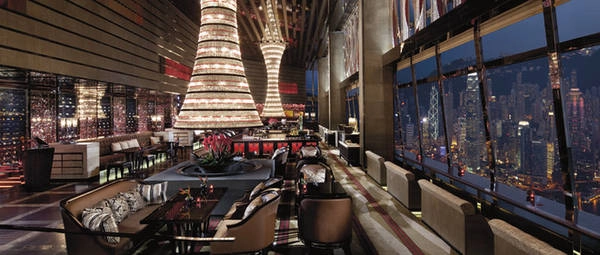 3. Thưởng thức các món Italy đặc sắc tại Tosca sang trọng: Nhà hàng Tosca tại The Ritz-Carlton, Hong Kong với phong cách kiến trúc Roman sang trọng, đặc trưng với trần nhà cao, những chùm đèn lớn và đài phun nước. Đến đây, bạn sẽ được thưởng thức những bữa tiệc đặc sắc của Italy và nhìn ngắm đường chân trời tuyệt đẹp của thành phố. Những tín đồ của món pasta sẽ không thể bỏ qua một menu đặc biệt. 3. Thưởng thức các món Italy đặc sắc tại Tosca sang trọng: Nhà hàng Tosca tại The Ritz-Carlton, Hong Kong với phong cách kiến trúc Roman sang trọng, đặc trưng với trần nhà cao, những chùm đèn lớn và đài phun nước. Đến đây, bạn sẽ được thưởng thức những bữa tiệc đặc sắc của Italy và nhìn ngắm đường chân trời tuyệt đẹp của thành phố. Những tín đồ của món pasta sẽ không thể bỏ qua một menu đặc biệt.