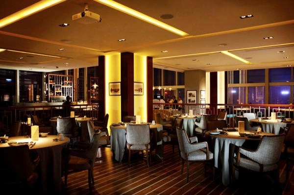 5. Thưởng thức một ly đồ uống từ trên cao: Nằm ở Tsim Sha Tsui, chỉ ngay sau khách sạn cực kỳ sang trọng Peninsula, đó là một trung tâm mua sắm 31 tầng gọi là iSquare. Tầng thứ 30 là nơi bạn có thể thưởng thức những ly cocktail ngon và các món ăn đẳng cấp thế giới. Bạn nên thử qua món 'Grape Expectation' được coi là đồ uống đặc sắc nhất ở đây. Nếu cảm thấy đói bụng hãy tới nhà hàng Michelin Nanhai No. 1 chuyên phục vụ các món ăn hiện đại của Trung Quốc và thưởng ngoạn phong cảnh từ trên cao. 5. Thưởng thức một ly đồ uống từ trên cao: Nằm ở Tsim Sha Tsui, chỉ ngay sau khách sạn cực kỳ sang trọng Peninsula, đó là một trung tâm mua sắm 31 tầng gọi là iSquare. Tầng thứ 30 là nơi bạn có thể thưởng thức những ly cocktail ngon và các món ăn đẳng cấp thế giới. Bạn nên thử qua món 'Grape Expectation' được coi là đồ uống đặc sắc nhất ở đây. Nếu cảm thấy đói bụng hãy tới nhà hàng Michelin Nanhai No. 1 chuyên phục vụ các món ăn hiện đại của Trung Quốc và thưởng ngoạn phong cảnh từ trên cao.