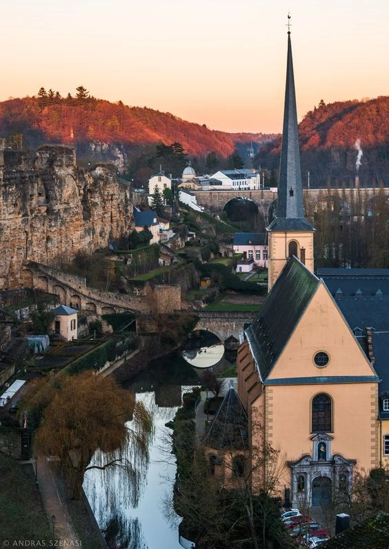 Thủ đô cùng tên, thành phố Luxembourg Đây là nơi diễn ra các hoạt động đặc sắc của quốc gia này. Thành phố Luxembourg có 24 quận, nổi bất nhất là 4 địa điểm du lịch sau: Ville Haute, một thị trấn trung cổ với những quảng trường thanh lịch, nhà thờ cổ kính, con đường lát sỏi; Ville Basse, nơi đẹp nhất thành phố, vốn là khu vực có hẻm núi cắt ngang; Gare, khu nhà ga trung tâm; Kirchberg, vẻ đẹp biểu trưng cho sự hiện đại của Luxembourg. Ảnh: Pinterest Thủ đô cùng tên, thành phố Luxembourg Đây là nơi diễn ra các hoạt động đặc sắc của quốc gia này. Thành phố Luxembourg có 24 quận, nổi bất nhất là 4 địa điểm du lịch sau: Ville Haute, một thị trấn trung cổ với những quảng trường thanh lịch, nhà thờ cổ kính, con đường lát sỏi; Ville Basse, nơi đẹp nhất thành phố, vốn là khu vực có hẻm núi cắt ngang; Gare, khu nhà ga trung tâm; Kirchberg, vẻ đẹp biểu trưng cho sự hiện đại của Luxembourg. Ảnh: Pinterest