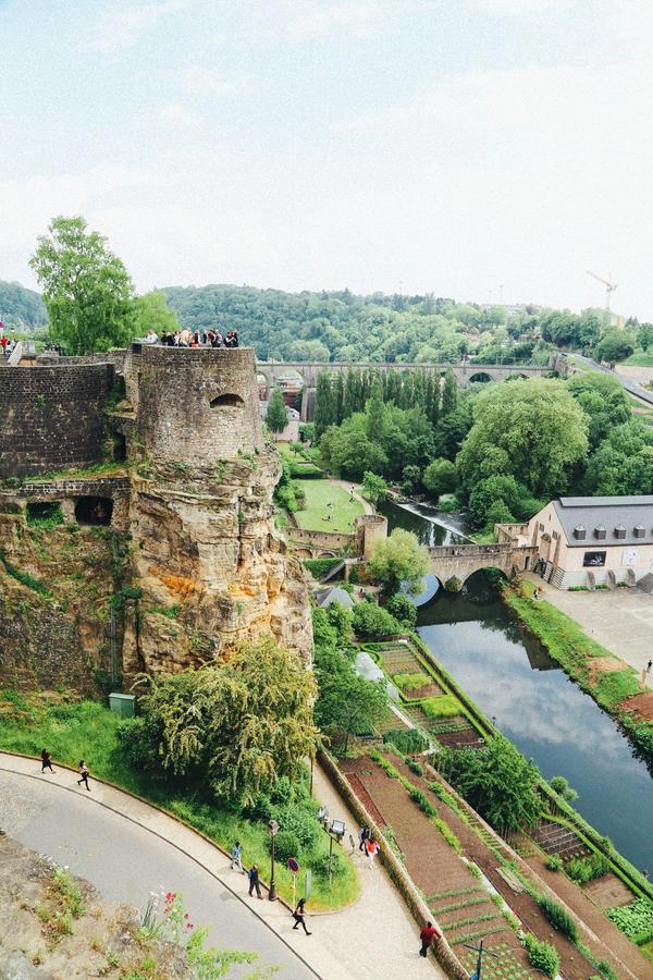 Ban công đẹp nhất ở châu Âu Ban công này còn được gọi là Corniche, thuộc thành phố Luxembourg. Đây là địa điểm thu hút rất nhiều khách du lịch, bởi lẽ khi đứng từ phía trên của ban công, du khách sẽ có tầm nhìn tuyệt vời ra khu phố cổ của thành phố. Thực tế, đây không phải là một ban công, nhưng lại đóng vai trò tương tự một ban công của ngôi nhà. Đây được lựa chọn là điểm đến lý tưởng cho những ai đã đặt chân đến thành phố Luxembourg. Ảnh: Handluggageonly. Ban công đẹp nhất ở châu Âu Ban công này còn được gọi là Corniche, thuộc thành phố Luxembourg. Đây là địa điểm thu hút rất nhiều khách du lịch, bởi lẽ khi đứng từ phía trên của ban công, du khách sẽ có tầm nhìn tuyệt vời ra khu phố cổ của thành phố. Thực tế, đây không phải là một ban công, nhưng lại đóng vai trò tương tự một ban công của ngôi nhà. Đây được lựa chọn là điểm đến lý tưởng cho những ai đã đặt chân đến thành phố Luxembourg. Ảnh: Handluggageonly.