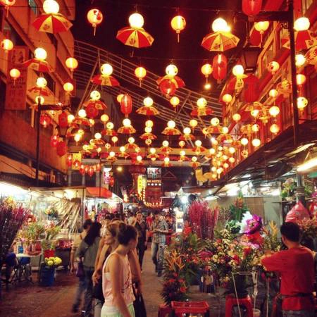 Du khách sẽ không gặp nhiều khó khăn khi sử dụng tiếng Anh ở Kuala Lumpur. Ảnh: dirtypawsblog.com