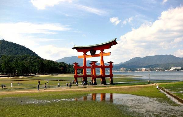 Cổng torii nổi tiếng ở Miyajima, Nhật Bản