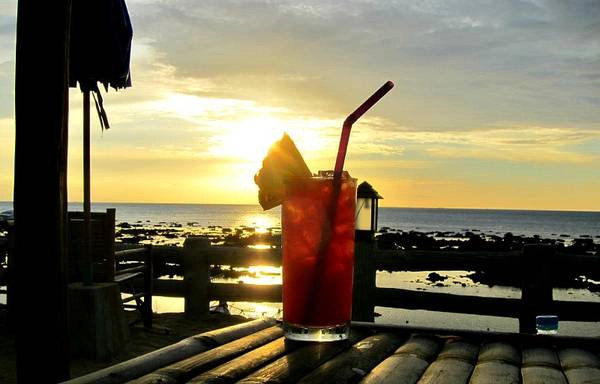 Thưởng thức Cocktail bên bờ biển Koh Lanta, Thái Lan