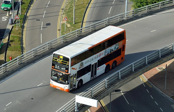 Xe bus từ sân bay về trung tâm Kong Hong là lựa chọn của nhiều người vì chi phí rẻ - Ảnh: DƯƠNG QUÁN HẠ