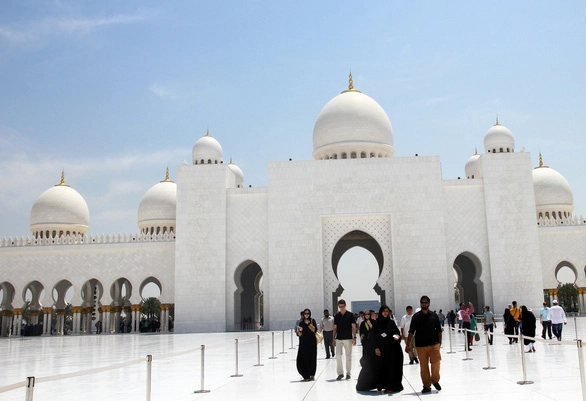 Phụ nữ phải mặc trang phục kín và không được hở tóc khi vào thăm thánh đường ở Abu Dhabi - Ảnh: DƯƠNG QUÁN HẠ