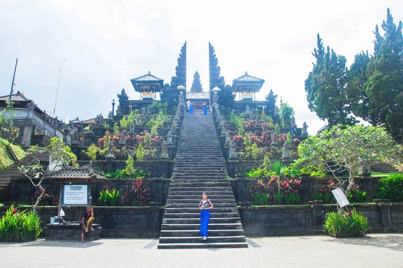 Phụ nữ phải quấn xà rông khi vào đền Mẹ ở Bali - Ảnh: DƯƠNG QUÁN HẠ