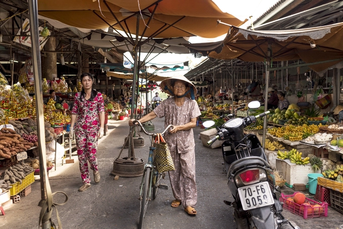 Điều tôi muốn nói đến nữa chính là thời trang của người Việt. Những người phụ nữ có tuổi thường mặc bộ liền sặc sỡ như đồ ngủ người phương Tây hay mang ở nhà. Trong khi đó, tại những thành phố lớn như Hà Nội, Đà Nẵng hay TP HCM, chúng tôi phải ngạc nhiên trước hàng loạt cửa hàng thời trang, bán những món đồ thực sự độc đáo. Điều tôi muốn nói đến nữa chính là thời trang của người Việt. Những người phụ nữ có tuổi thường mặc bộ liền sặc sỡ như đồ ngủ người phương Tây hay mang ở nhà. Trong khi đó, tại những thành phố lớn như Hà Nội, Đà Nẵng hay TP HCM, chúng tôi phải ngạc nhiên trước hàng loạt cửa hàng thời trang, bán những món đồ thực sự độc đáo.