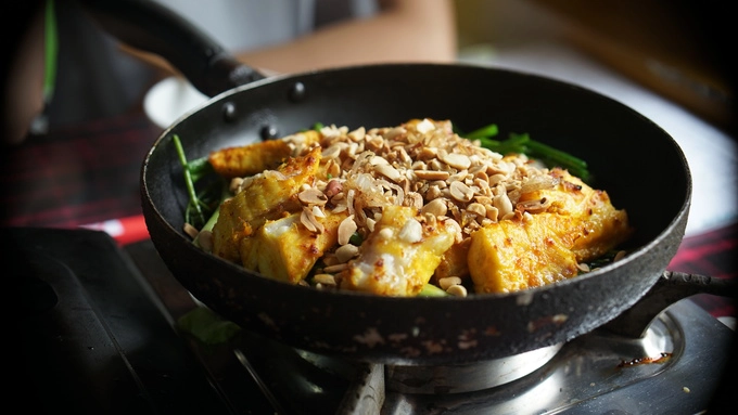 Ẩm thực Tôi sẽ khép lại những cú sốc với điều tuyệt vời nhất: Ẩm thực Việt. Những món ăn này khiến tôi phải bật ra loạt câu hỏi: "Suốt cả đời mình tôi đã ăn những gì vậy?" hay "Tại sao món này không có ở Hà Lan?". Sức hút của văn hoá ẩm thực tại đất nước này kéo mọi người lại gần nhau hơn. Dù giàu hay nghèo, bạn luôn tìm thấy thứ gì đó để ăn khi đến Việt Nam. Từ một gánh hàng rong ven đường với tô phở chưa đến 1 euro cho tới một nhà hàng cao cấp phục vụ đặc sản nhiều vùng miền. Mọi người luôn tìm được lựa chọn hoàn hảo cho chính mình. Ảnh: Huyền Phạm. Ẩm thực Tôi sẽ khép lại những cú sốc với điều tuyệt vời nhất: Ẩm thực Việt. Những món ăn này khiến tôi phải bật ra loạt câu hỏi: "Suốt cả đời mình tôi đã ăn những gì vậy?" hay "Tại sao món này không có ở Hà Lan?". Sức hút của văn hoá ẩm thực tại đất nước này kéo mọi người lại gần nhau hơn. Dù giàu hay nghèo, bạn luôn tìm thấy thứ gì đó để ăn khi đến Việt Nam. Từ một gánh hàng rong ven đường với tô phở chưa đến 1 euro cho tới một nhà hàng cao cấp phục vụ đặc sản nhiều vùng miền. Mọi người luôn tìm được lựa chọn hoàn hảo cho chính mình. Ảnh: Huyền Phạm.