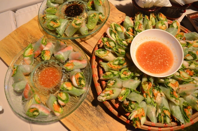 Mọi thứ đều tươi ngon với hương vị khó cưỡng, khiến bạn muốn thử tất cả các món. Dù người Việt ăn nhiều thịt lợn, bạn vẫn có thể ăn một bữa chay ngon lành và có vô số kiểu chế biến với gạo từ bánh tráng, bánh gạo tới nem cuốn... Ảnh: Phong Vinh. Mọi thứ đều tươi ngon với hương vị khó cưỡng, khiến bạn muốn thử tất cả các món. Dù người Việt ăn nhiều thịt lợn, bạn vẫn có thể ăn một bữa chay ngon lành và có vô số kiểu chế biến với gạo từ bánh tráng, bánh gạo tới nem cuốn... Ảnh: Phong Vinh.