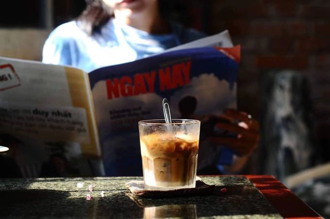 Vài đặc sản lạ lùng phải kể đến như chân gà, trứng gà non, dê chiên cả con... và cà phê đá! Việt Nam là nữ hoàng cà phê đích thực, tôi nhớ hương vị ấy mỗi ngày. Bạn hãy thử loại phổ biến, như cà phê sữa, bạc xỉu cốt dừa và cà phê trứng xem đâu là kiểu mình thích nhất. Ảnh: Hương Chi. Vài đặc sản lạ lùng phải kể đến như chân gà, trứng gà non, dê chiên cả con... và cà phê đá! Việt Nam là nữ hoàng cà phê đích thực, tôi nhớ hương vị ấy mỗi ngày. Bạn hãy thử loại phổ biến, như cà phê sữa, bạc xỉu cốt dừa và cà phê trứng xem đâu là kiểu mình thích nhất. Ảnh: Hương Chi.