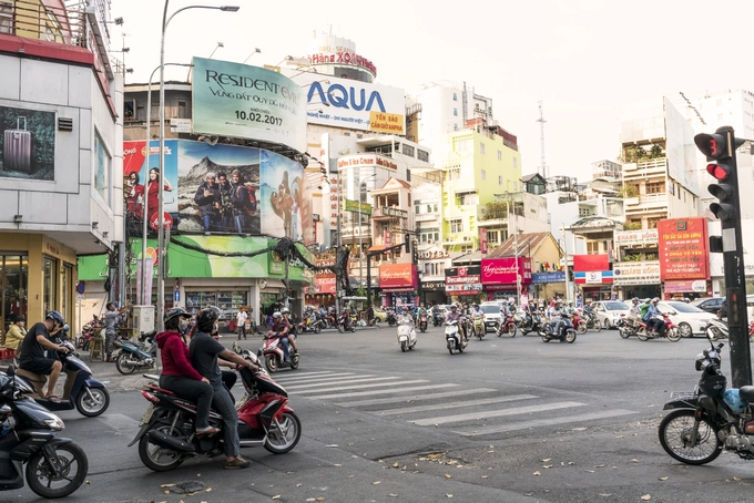 Giao thông hỗn độn Tôi tưởng mình đã quá quen với giao thông tại Bắc Kinh hay Teheran, nhưng những thành phố này chẳng là gì so với TP HCM, nơi có hàng triệu chiếc xe máy trên đường. Vỉa hè trở thành chỗ đỗ xe, khiến người đi bộ phải xuống lòng đường. Vậy là trên đường sẽ có cả khách bộ hành, xe hơi, xe máy, xe đạp chở cồng kềnh, xe khách, container... Mọi người dường như đi theo dòng xe hỗn loạn, còn nhấn còi chỉ là cách để người khác biết đến sự tồn tại của họ, mà không hẳn để nhắc người khác tránh đường. Tuy nhiên, sau hai tuần sống trong thành phố, chúng tôi dần tin rằng phương thức di chuyển này thực sự hiệu quả với người dân. Lạ lùng thay (và cũng thật vui mừng), chúng tôi không gặp một vụ tai nạn nào. Giao thông hỗn độn Tôi tưởng mình đã quá quen với giao thông tại Bắc Kinh hay Teheran, nhưng những thành phố này chẳng là gì so với TP HCM, nơi có hàng triệu chiếc xe máy trên đường. Vỉa hè trở thành chỗ đỗ xe, khiến người đi bộ phải xuống lòng đường. Vậy là trên đường sẽ có cả khách bộ hành, xe hơi, xe máy, xe đạp chở cồng kềnh, xe khách, container... Mọi người dường như đi theo dòng xe hỗn loạn, còn nhấn còi chỉ là cách để người khác biết đến sự tồn tại của họ, mà không hẳn để nhắc người khác tránh đường. Tuy nhiên, sau hai tuần sống trong thành phố, chúng tôi dần tin rằng phương thức di chuyển này thực sự hiệu quả với người dân. Lạ lùng thay (và cũng thật vui mừng), chúng tôi không gặp một vụ tai nạn nào.
