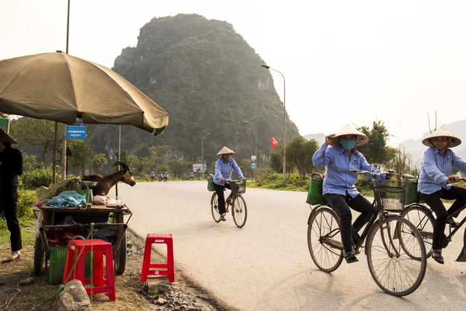 Chặt chém Dù người Việt "siêu" tốt bụng, hay giúp đỡ và niềm nở, nhiều chủ cửa hàng không thể bỏ qua cơ hội kiếm lời từ du khách. Tôi không trách họ. Ngay cả khi họ có hét giá gấp đôi một tô phở thì với tôi nó vẫn chỉ tốn 2 euro. Nhưng không dễ chịu gì khi bạn biết mình đang bị lừa, đặc biệt vào giây phút họ lầm bầm vì khách từ chối lời chào hàng; hoặc họ nhìn nhau mỉm cười đầy ẩn ý sau khi mọi sự ân cần lúc khách hỏi giá như tan biến. Chặt chém Dù người Việt "siêu" tốt bụng, hay giúp đỡ và niềm nở, nhiều chủ cửa hàng không thể bỏ qua cơ hội kiếm lời từ du khách. Tôi không trách họ. Ngay cả khi họ có hét giá gấp đôi một tô phở thì với tôi nó vẫn chỉ tốn 2 euro. Nhưng không dễ chịu gì khi bạn biết mình đang bị lừa, đặc biệt vào giây phút họ lầm bầm vì khách từ chối lời chào hàng; hoặc họ nhìn nhau mỉm cười đầy ẩn ý sau khi mọi sự ân cần lúc khách hỏi giá như tan biến.