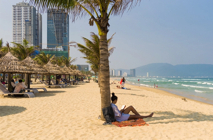 Những mảng đối lập Việt Nam là một đất nước có nhiều mặt đối lập, ví dụ như khoảng cách giàu nghèo. Trên một con phố tại TP HCM, bạn sẽ thấy những ngôi nhà không điện đóm hay đồ đạc bên trong, bọn trẻ chơi ngoài sân mà chân không giày dép, áo quần dúm dó. Trong khi một con phố song song có thể san sát hàng hiệu từ Louis Vuitton đến Chanel, luôn tấp nập những người Việt thượng lưu và du khách. Tại Phú Quốc, người địa phương sống ven đường trong những ngôi nhà tạm xây để có chỗ ngủ chứ không phải không gian sống. Nhưng chỉ cần đi thêm vài con phố bạn sẽ thấy những khách sạn 5 sao dần mọc lên, rừng xanh bị thay thế bằng những công trình bê tông. Mọi thứ dường như được tạo ra cho du khách, người nước ngoài, thay vì nâng cao đời sống của người dân địa phương. Những mảng đối lập Việt Nam là một đất nước có nhiều mặt đối lập, ví dụ như khoảng cách giàu nghèo. Trên một con phố tại TP HCM, bạn sẽ thấy những ngôi nhà không điện đóm hay đồ đạc bên trong, bọn trẻ chơi ngoài sân mà chân không giày dép, áo quần dúm dó. Trong khi một con phố song song có thể san sát hàng hiệu từ Louis Vuitton đến Chanel, luôn tấp nập những người Việt thượng lưu và du khách. Tại Phú Quốc, người địa phương sống ven đường trong những ngôi nhà tạm xây để có chỗ ngủ chứ không phải không gian sống. Nhưng chỉ cần đi thêm vài con phố bạn sẽ thấy những khách sạn 5 sao dần mọc lên, rừng xanh bị thay thế bằng những công trình bê tông. Mọi thứ dường như được tạo ra cho du khách, người nước ngoài, thay vì nâng cao đời sống của người dân địa phương.