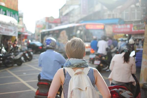 Vì ở gần xích đạo nên những nước Đông Nam Á thường có khí hậu nóng, ẩm. Việc chú ý trang phục cũng như cung cấp đủ nước là rất cần thiết.