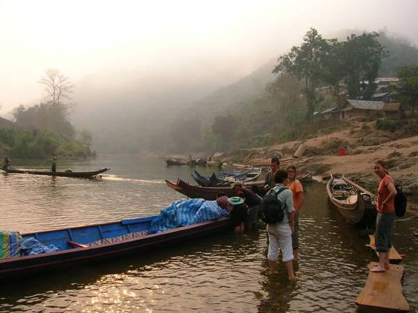 Ngồi thuyền đi dạo dọc theo con sông và nhìn ngắm khung cảnh bình yên hai bên bờ, sẽ là một trải nghiệm khiến bạn khó quên. 