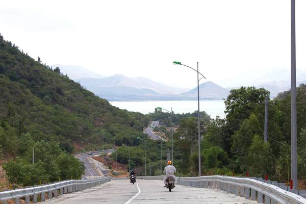 Đường ven biển Phan Rang - Cam Ranh. Ảnh: Tiểu Duy Đường ven biển Phan Rang - Cam Ranh. Ảnh: Tiểu Duy