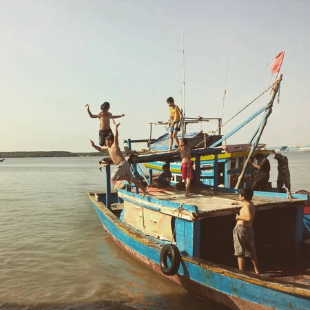 Cuộc sống vô tư của những đứa trẻ làng chài. Ảnh: Tiểu Duy Cuộc sống vô tư của những đứa trẻ làng chài. Ảnh: Tiểu Duy
