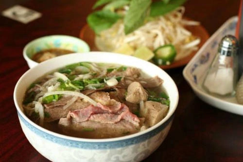 Phở: Phở là món ăn quen thuộc với người Việt. Không chỉ là một bữa sáng bổ dưỡng, đây còn là món ăn chống ngấy rất hiệu quả bất kể mùa nào trong năm. Các thương hiệu phở được ưa thích ở Sài Gòn gồm: Phở Hòa Pasteur, Phở Lệ, Dậu, Phở Hiền Văn Hiến… Ảnh: Lozi.